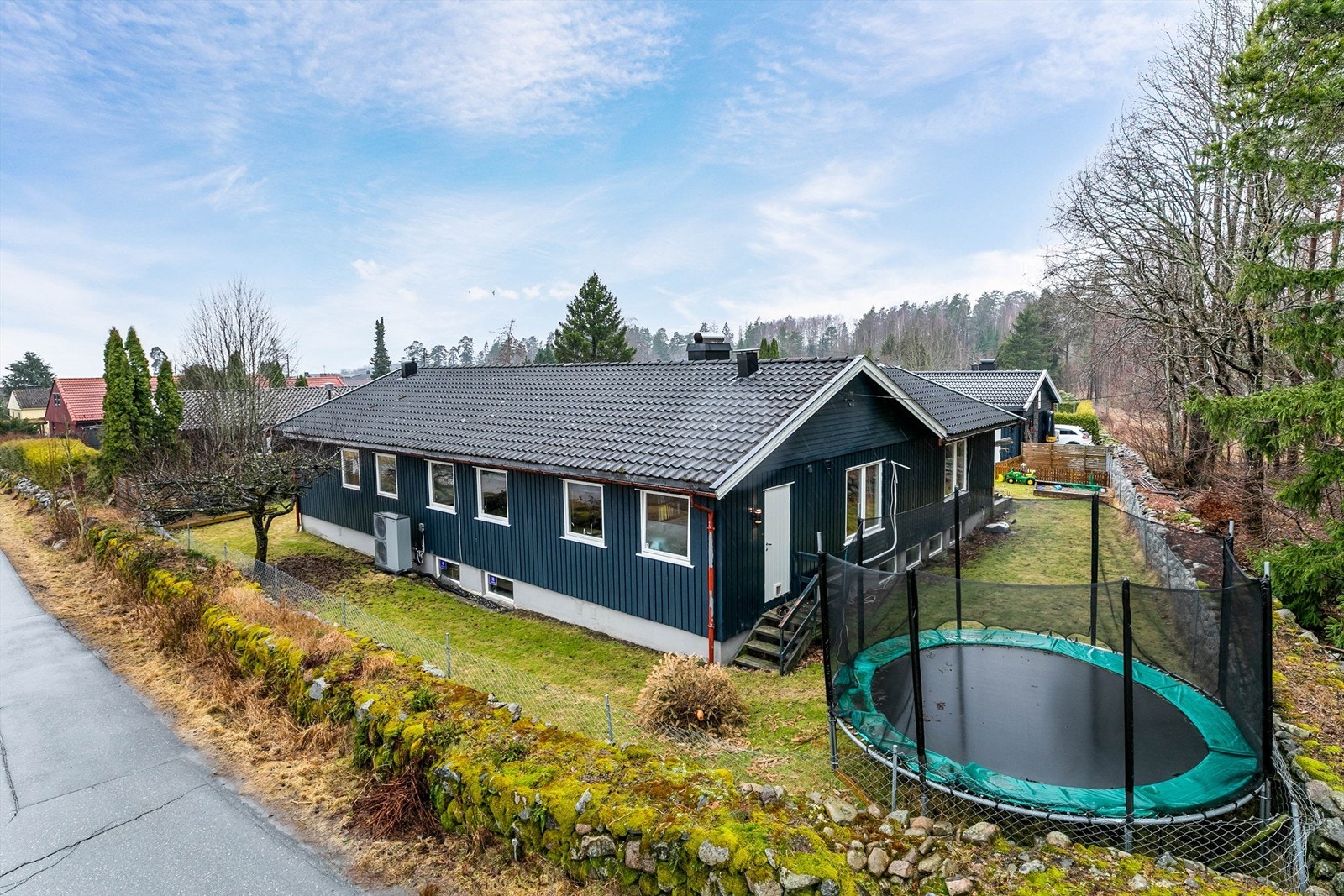 Boligen ble i 1974 oppført på en stor hjørnetomt helt innerst på feltet. Den er innholdsrik og har de fleste oppholdsrom på én flate i første etasje, i tillegg til stor kjeller med ytterligere rom. Fotograf; Børge Oppegård. Galleribilde