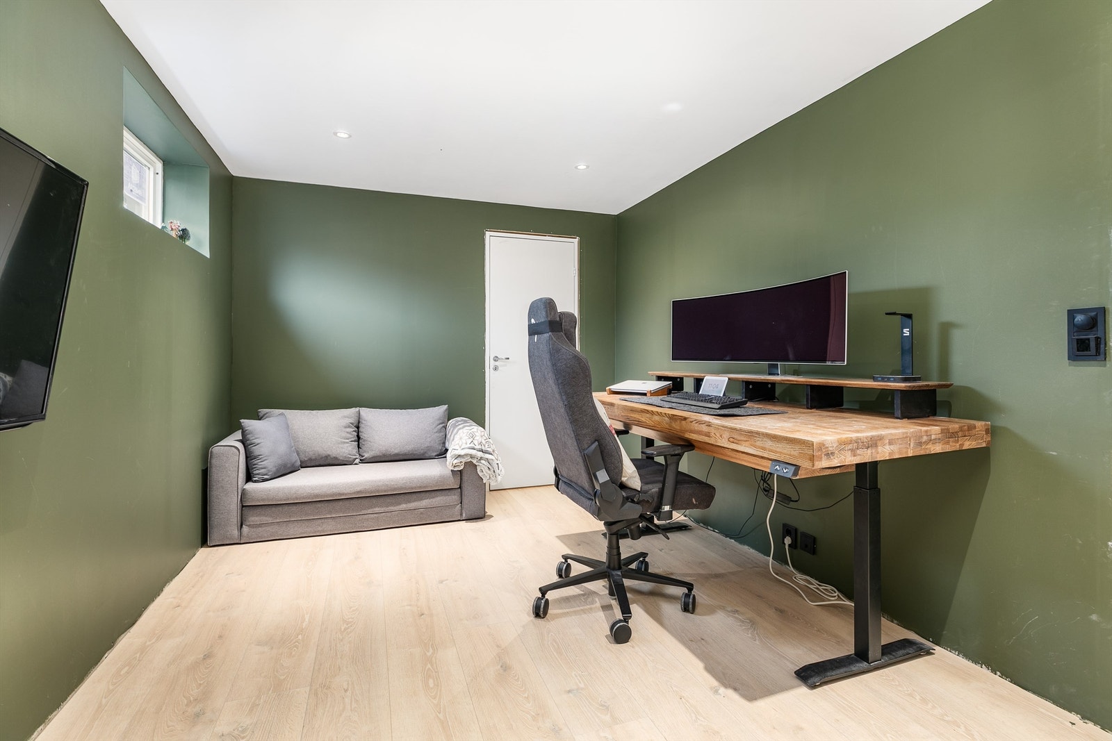 Dette kjellerrommet er byggemeldt som "diverse" og benyttes i dag som kontor. Rommet har gulvvarme og er tilknyttet boligens hoveddel via innvendig trapp fra stuen i første. Galleribilde