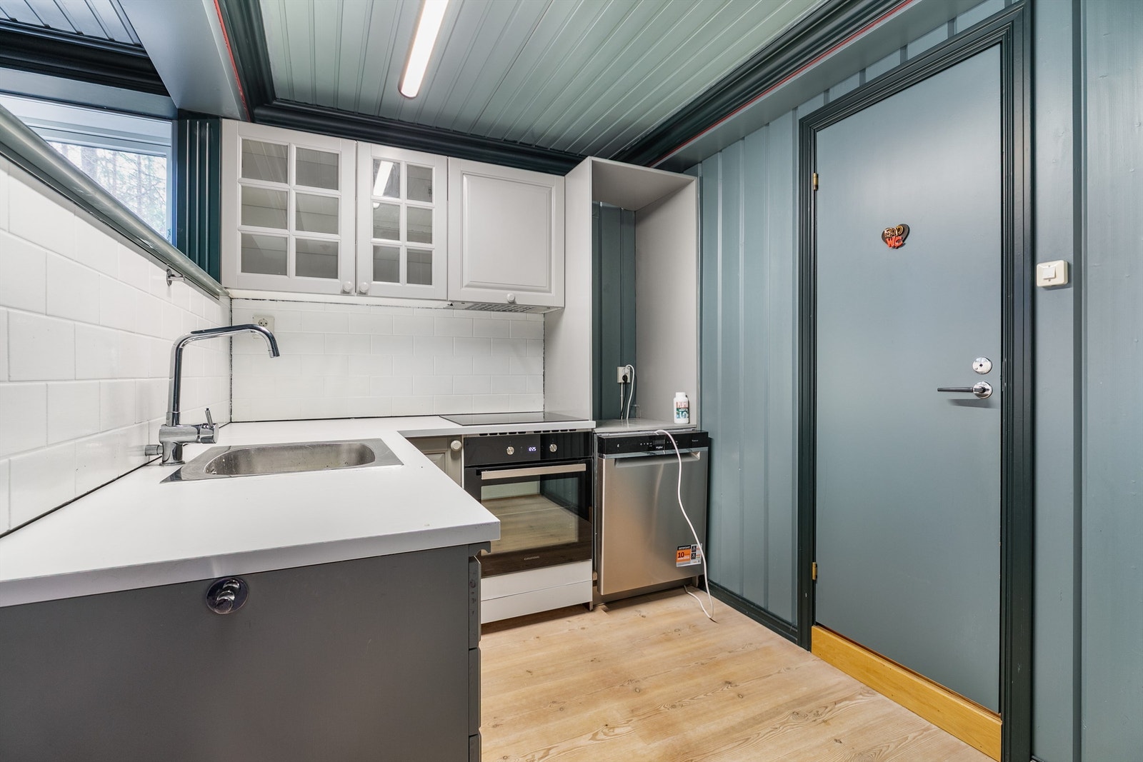 Kjøkkeninnredningen er fra ukjent årstall og funksjonell, med unntak av ventilator som trolig er defekt. Innenfor kjøkkenet finnes bad med badstue. Galleribilde