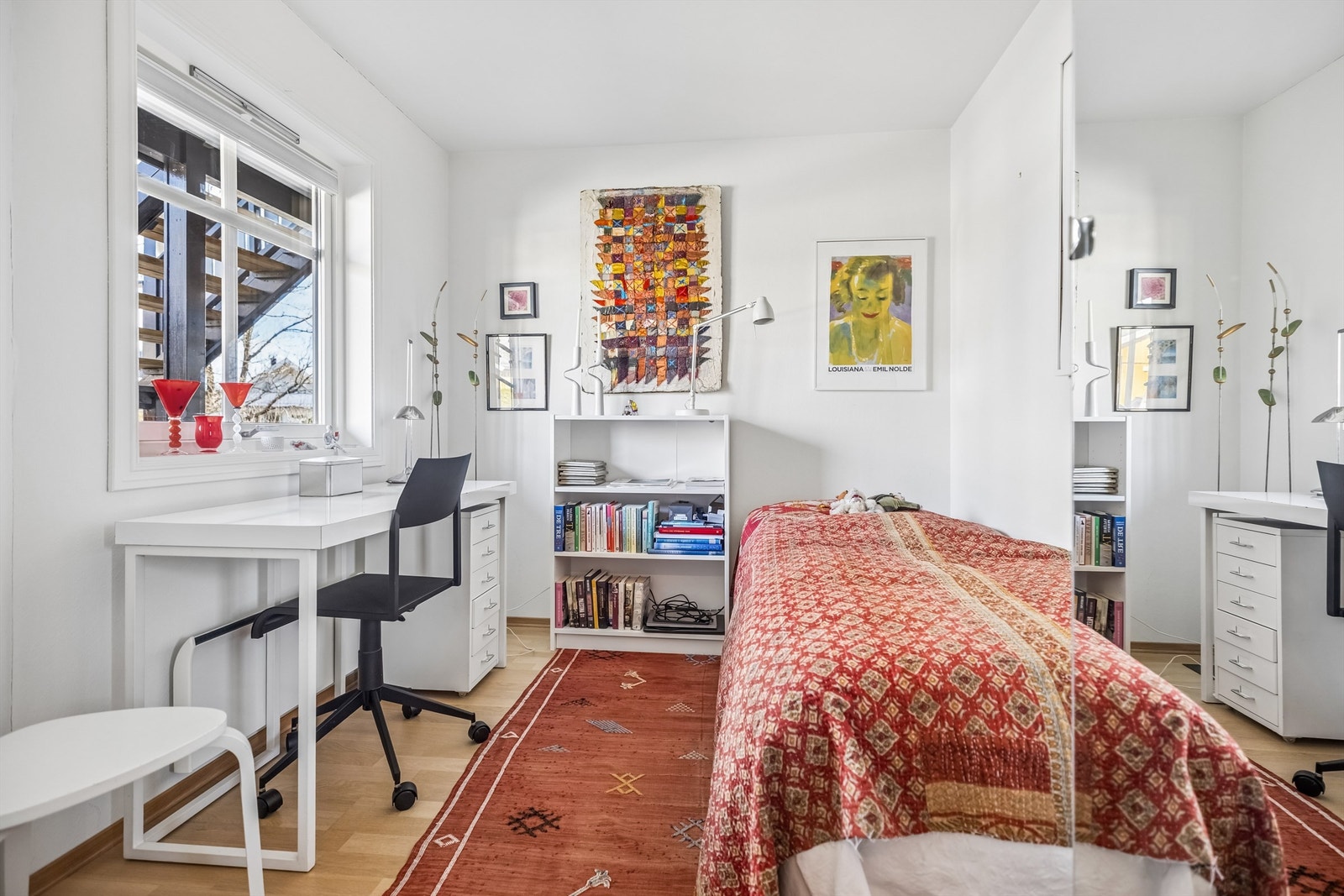 Soverom nr. 2 ligger i den andre enden av leiligheten og passer godt som barnerom, gjesterom eller kontor. Galleribilde