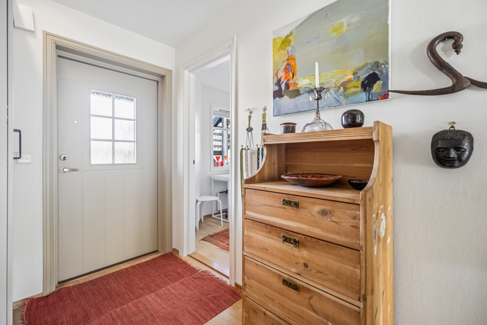 Det er adkomst til kjøkken/spiseplass og soverom nr. 2 fra entreen. Galleribilde