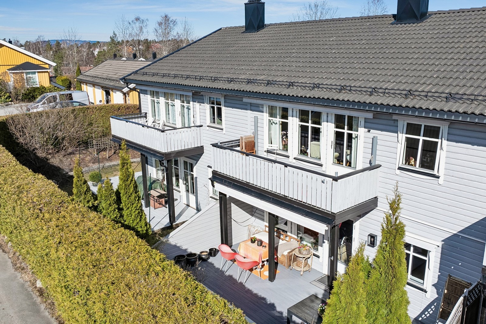 Stor, vestvendt markterrasse. Et herlig sted å nyte solfylte dager og svale kvelder. Galleribilde
