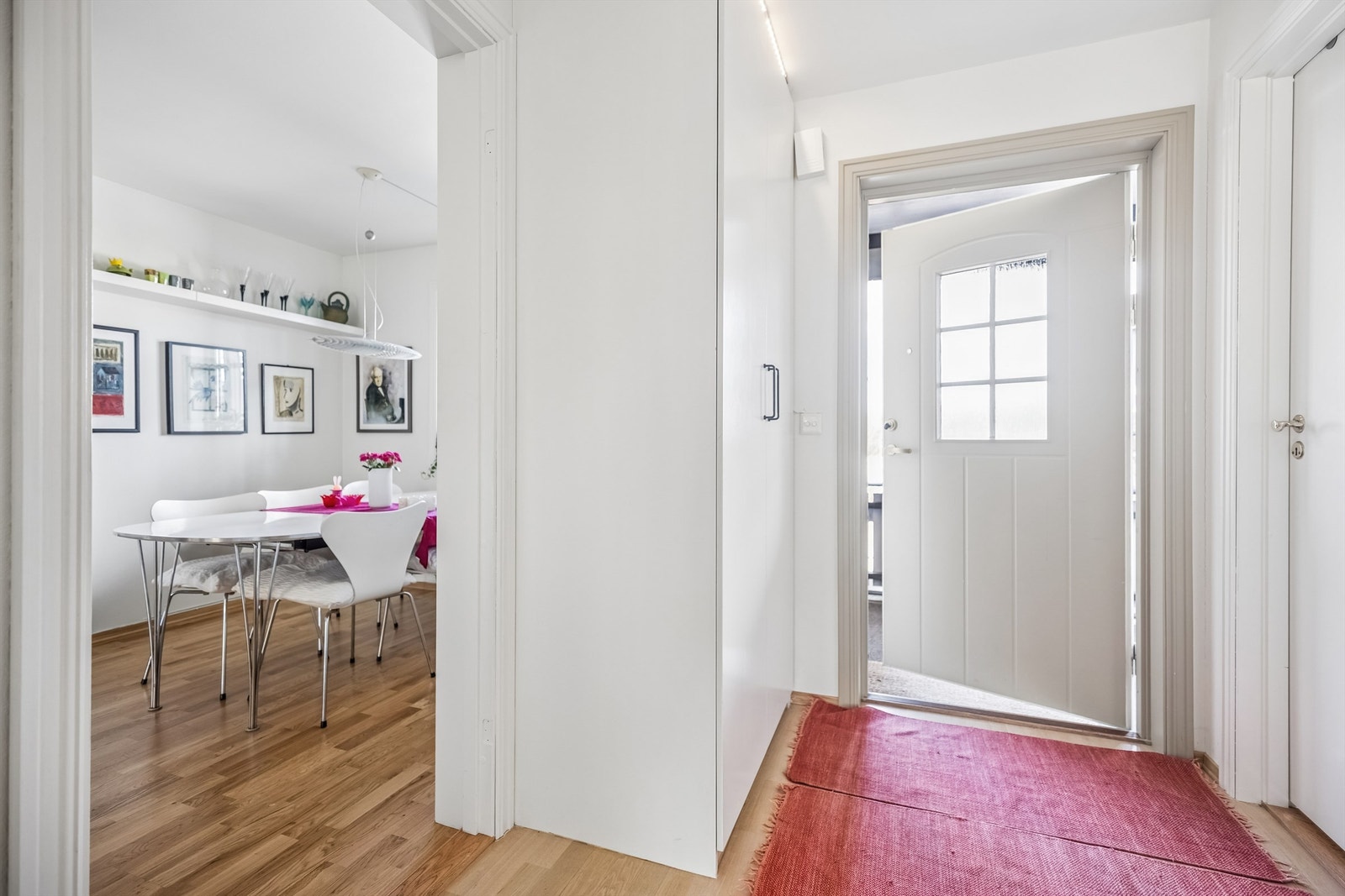 Innbydende entré med garderobeskap for oppbevaring av yttertøy og sko. Galleribilde