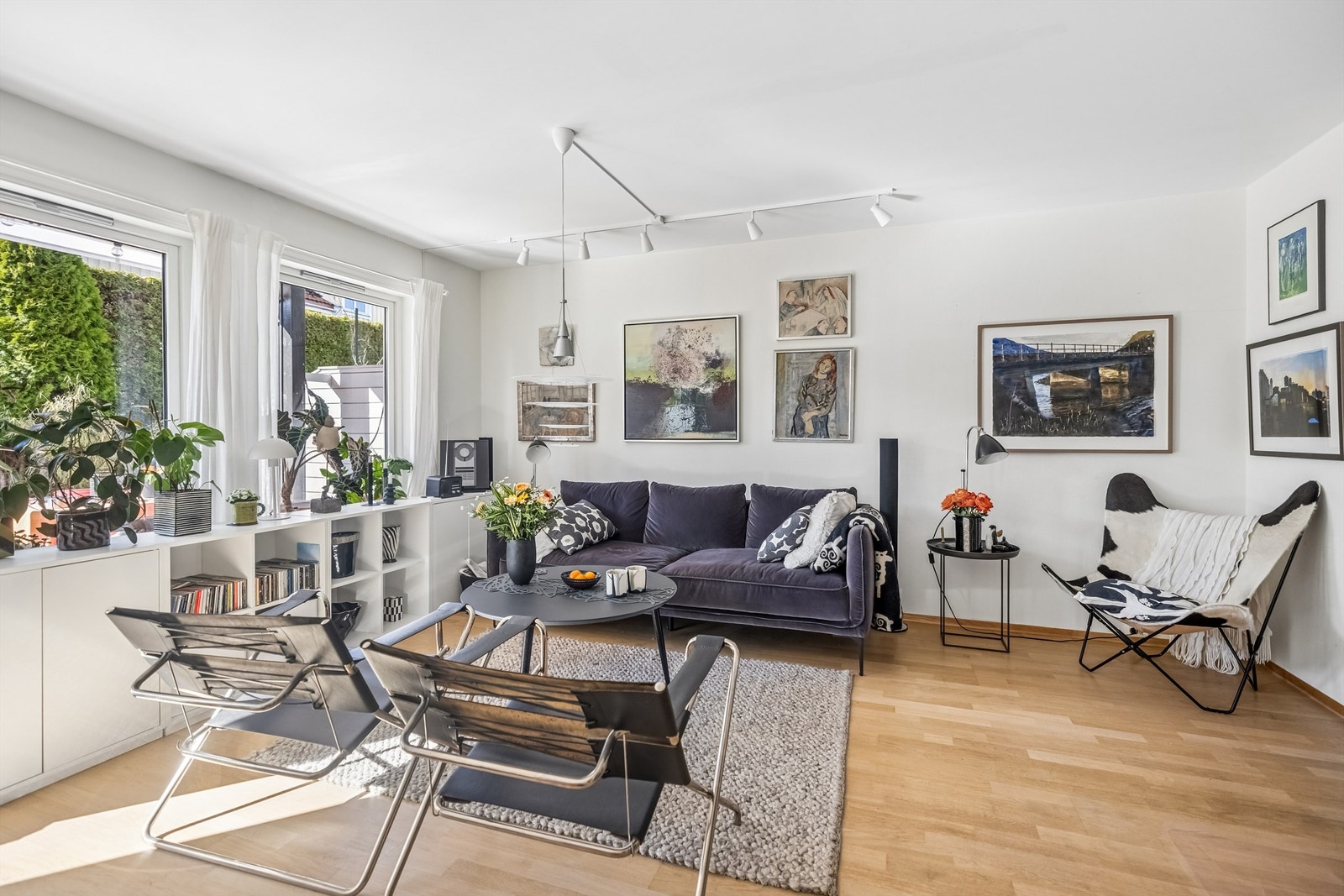 Lys og romslig stue med store vindusflater og terrassedør som gir godt med lysinnslipp. Galleribilde