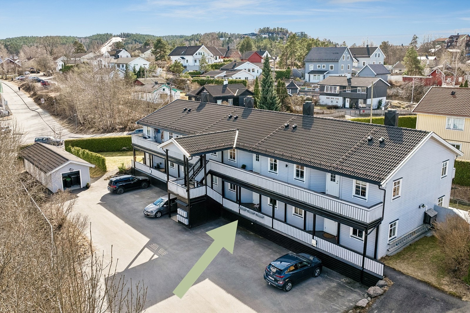 Leiligheten er beliggende i byggets 1.etasje med adkomst via felles svalgang. Attraktiv beliggenhet med kort vei til "alt". Foto: Per O. Skjellnan v/Efkt. Galleribilde