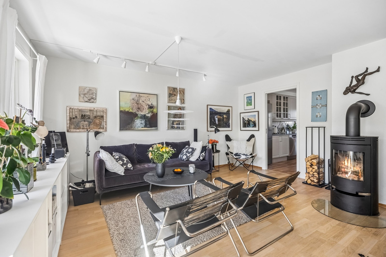 Her er det god plass til en hyggelig sofagruppe og mediemøblement. Galleribilde
