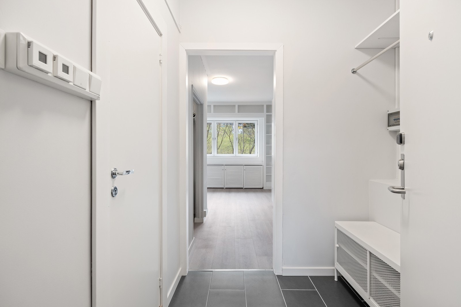 Flislagt garderobe med oppheng for klær. Galleribilde