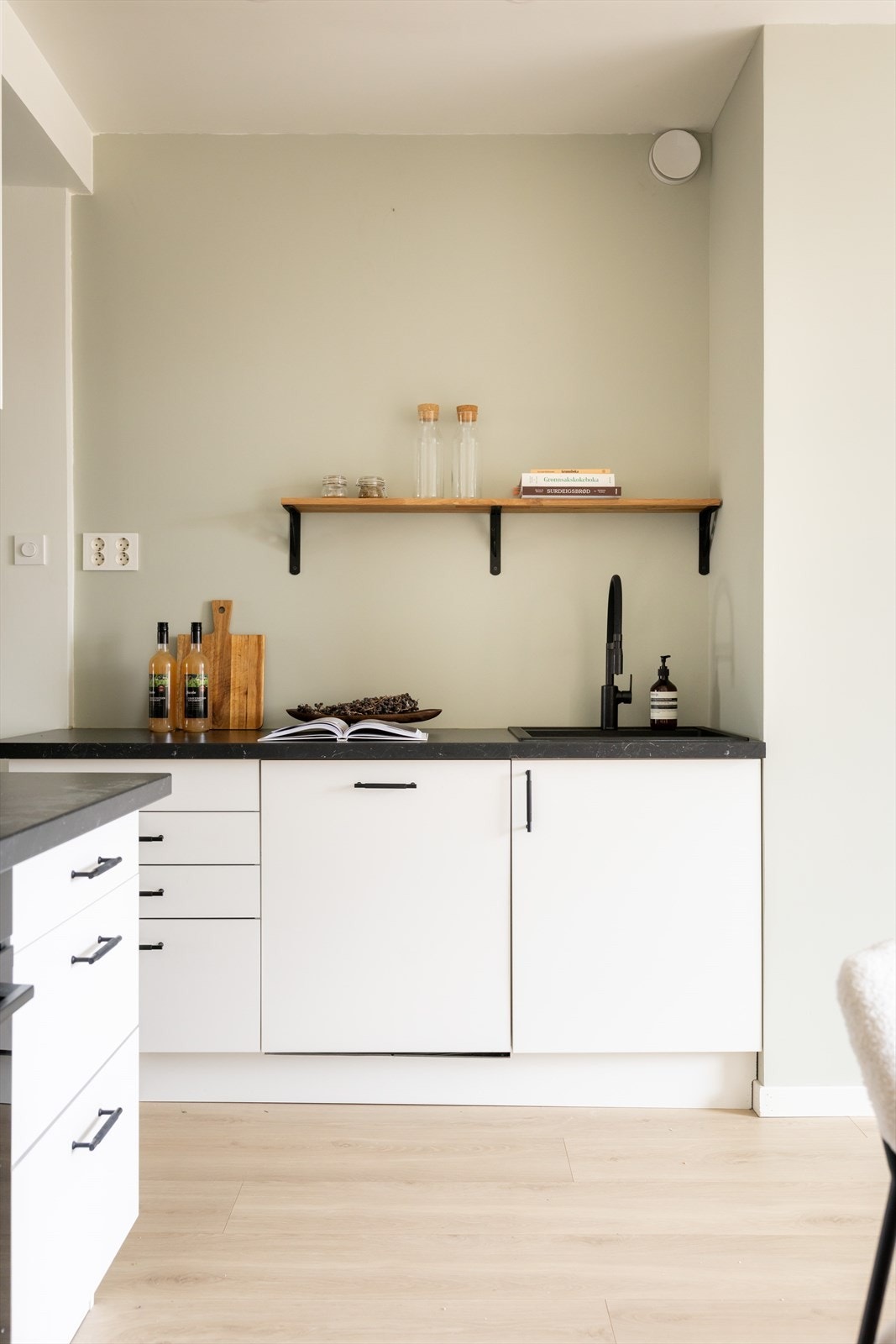 Benkeplaten er fra IKEA, med oppvaskkum fra Franke og Silhouet Pro kjøkkenkran med avstenging. Galleribilde