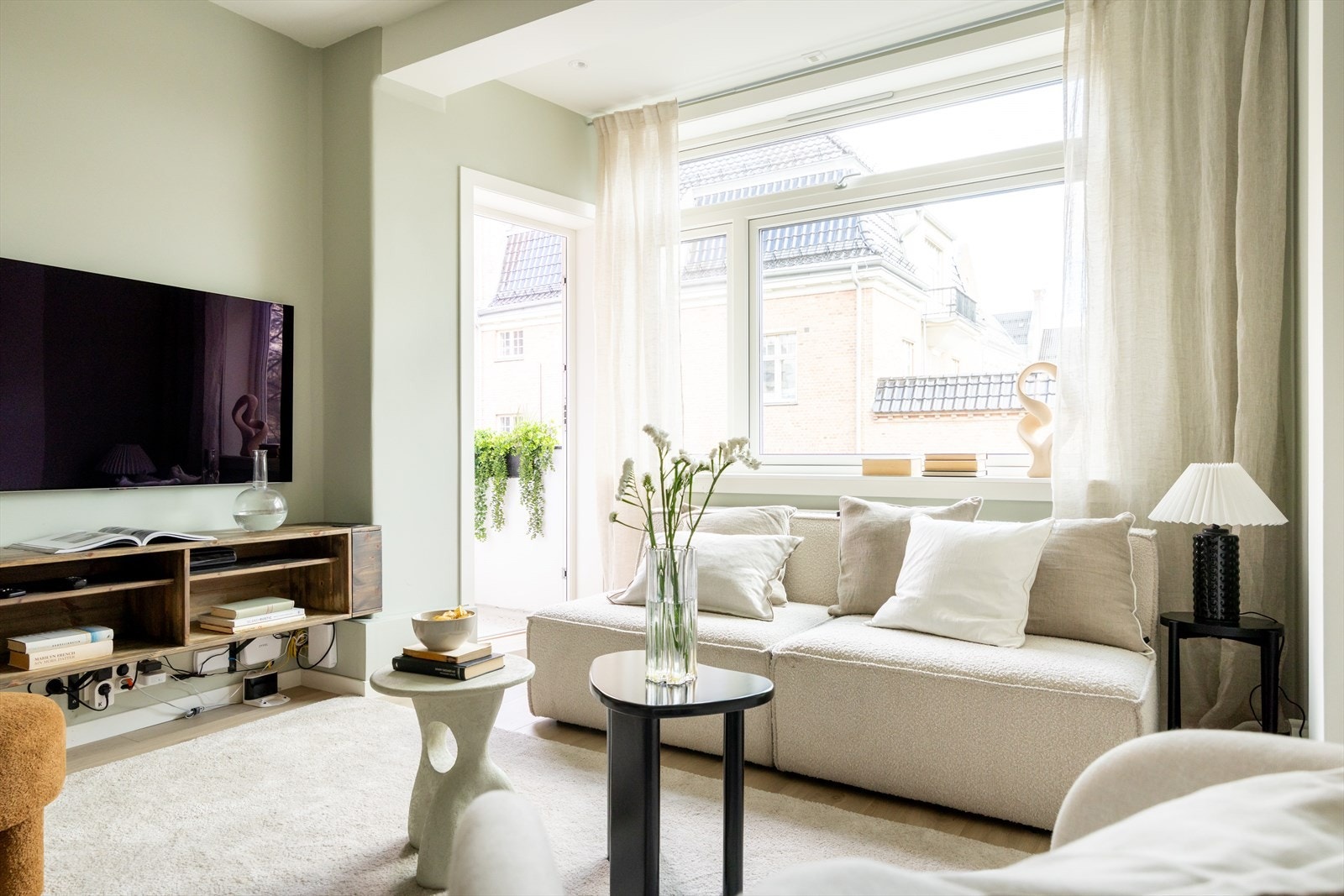 Hele leiligheten holder en moderne standard med tidsriktige farge- og materialvalg. Galleribilde