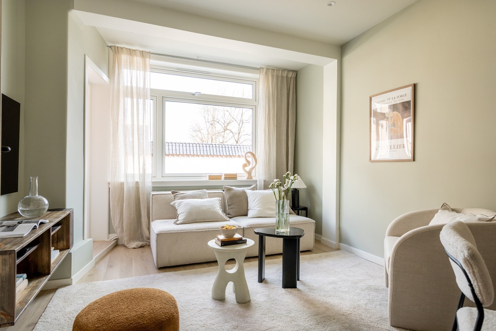 Romslig stue med flere innredningsmuligheter. Galleribilde