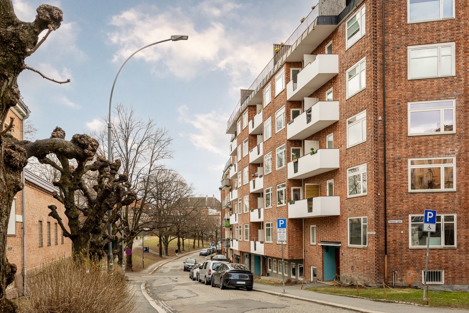 Nærmiljøet og nabolaget oppleves hyggelig og rolig, og tilbyr en unik kombinasjon av grønne, frodige omgivelser samtidig som du bor med kort vei til "alt". Galleribilde