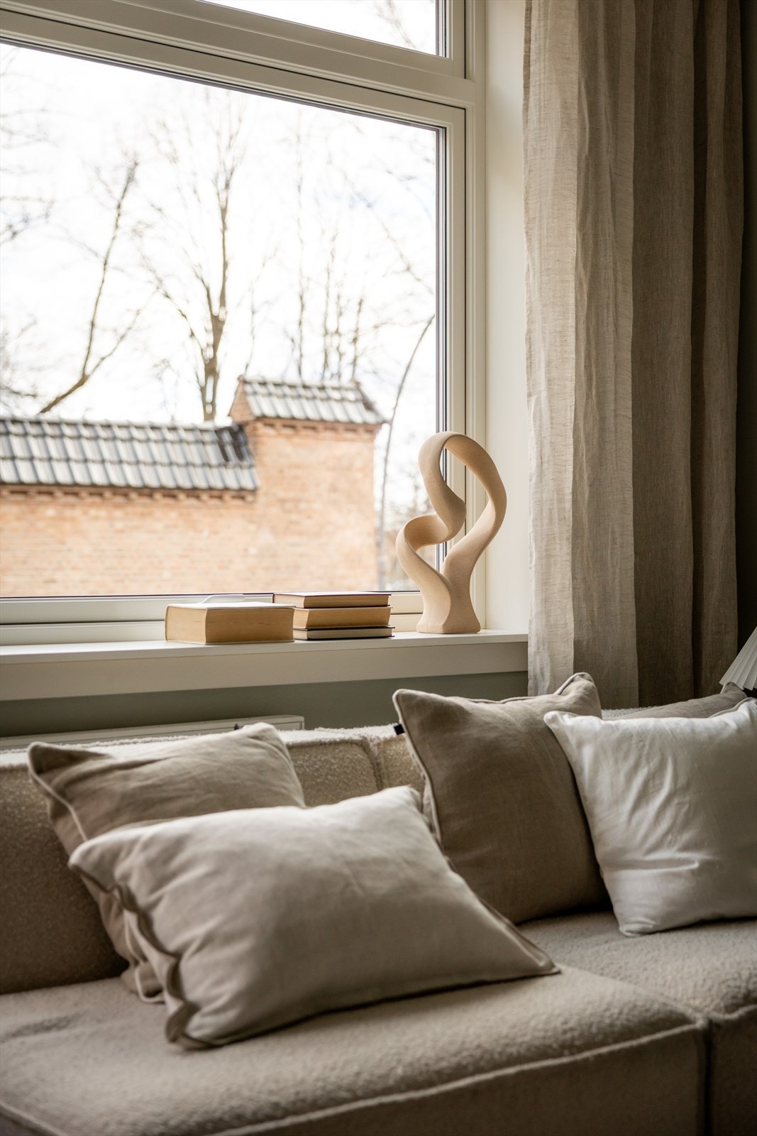 Store vindusflater gir rikelig med naturlig lys inn i rommet. Galleribilde