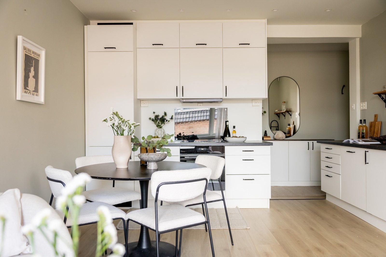 Kjøkkenet er plassert i åpen løsning mot stue og har innredning med glatte fronter og laminat benkeplate. Galleribilde