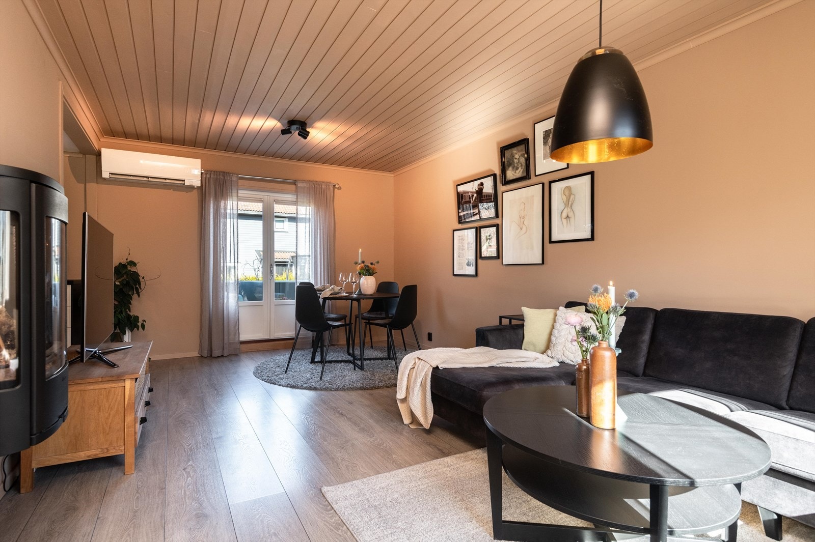 Stue med utgang til terrasse Galleribilde