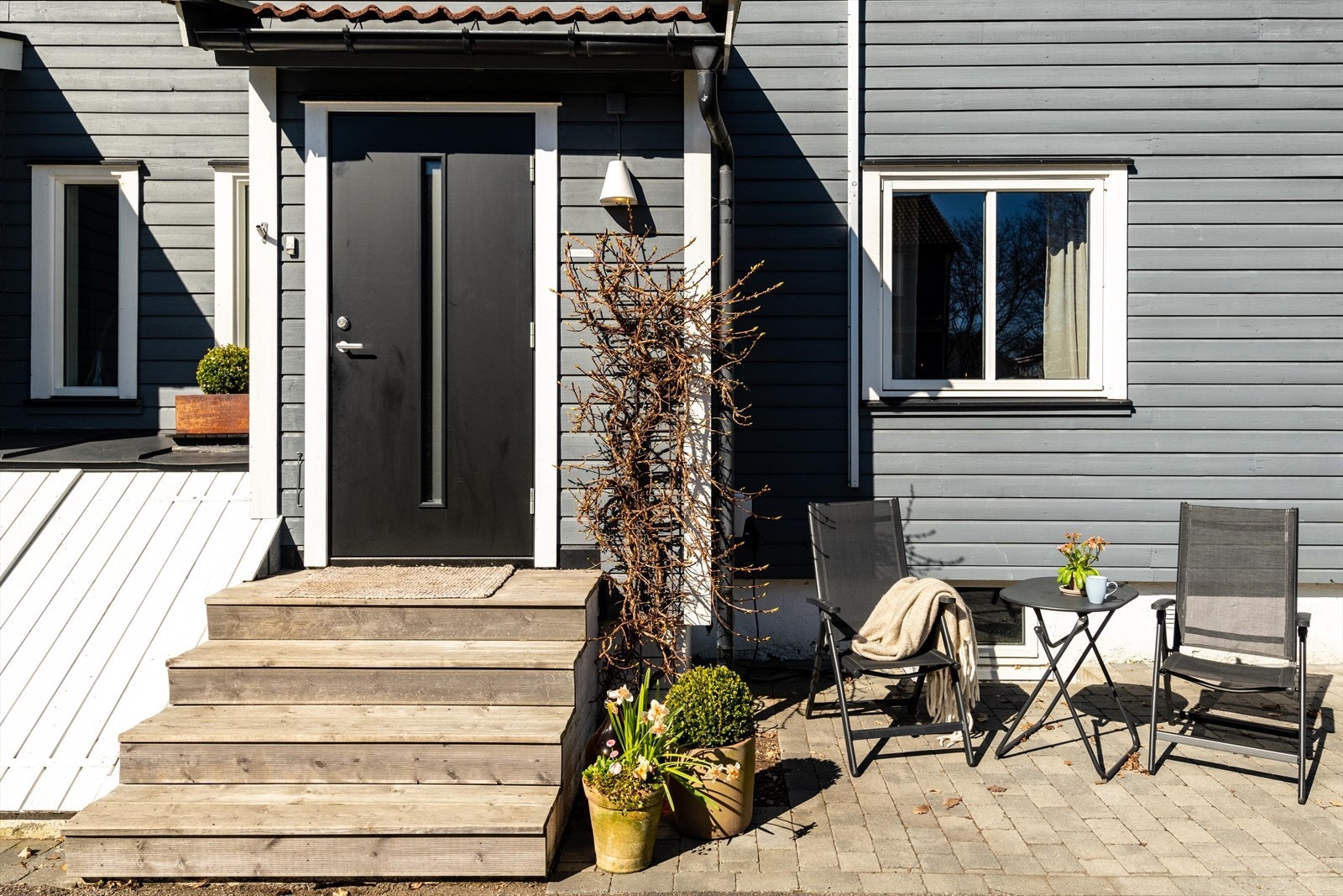 Koselig uteplass ved inngangsparti. Galleribilde