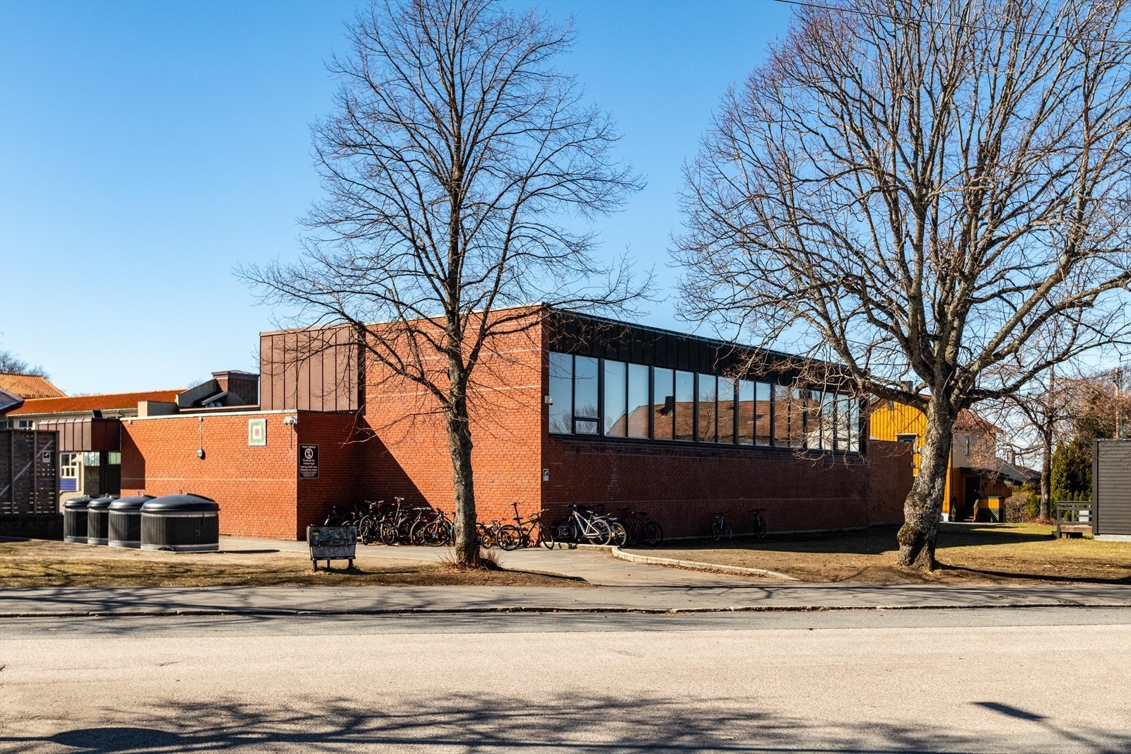 Barneskole i nærområdet Galleribilde