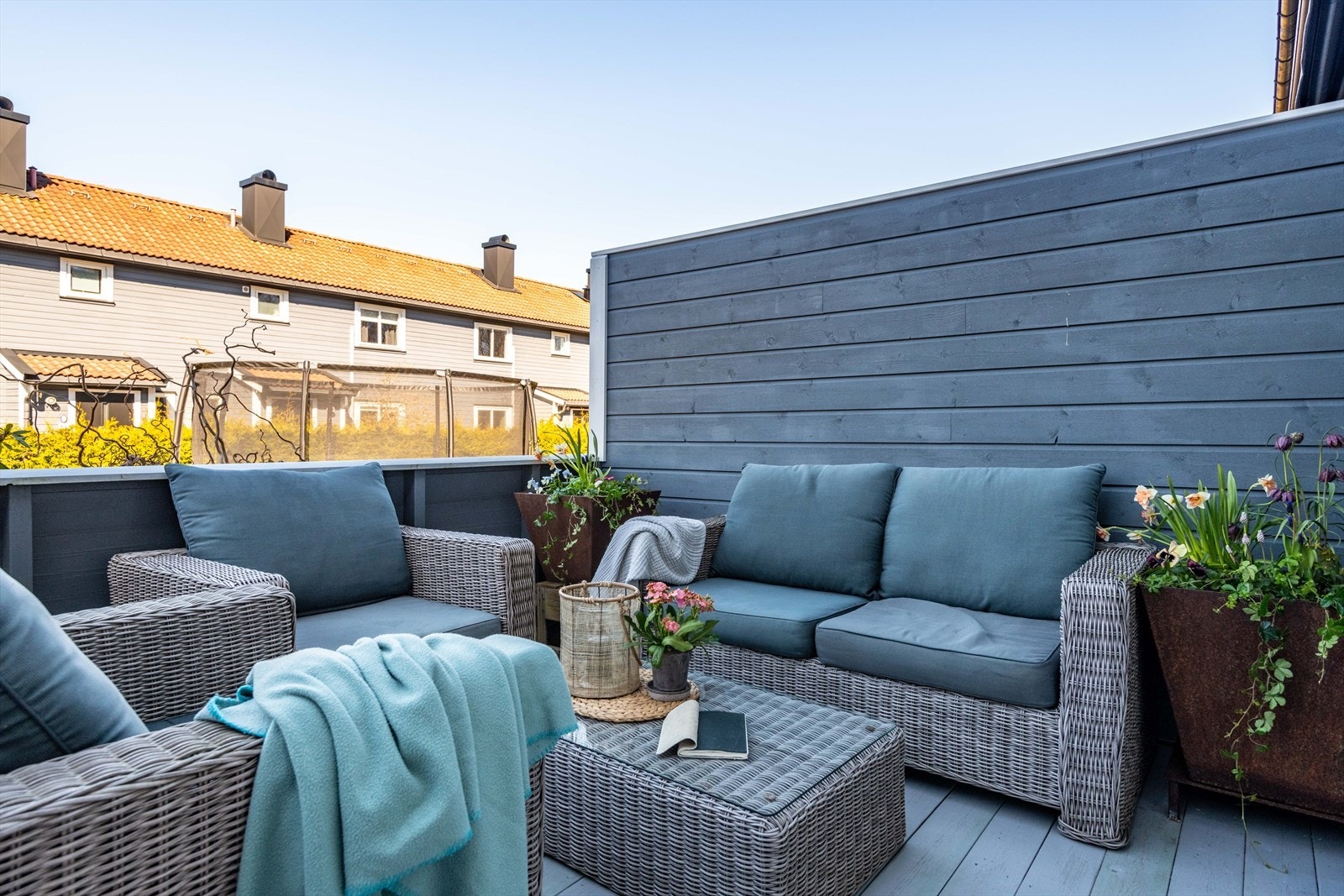 Vestvendt terrasse med ettermiddag-og kveldssol Galleribilde