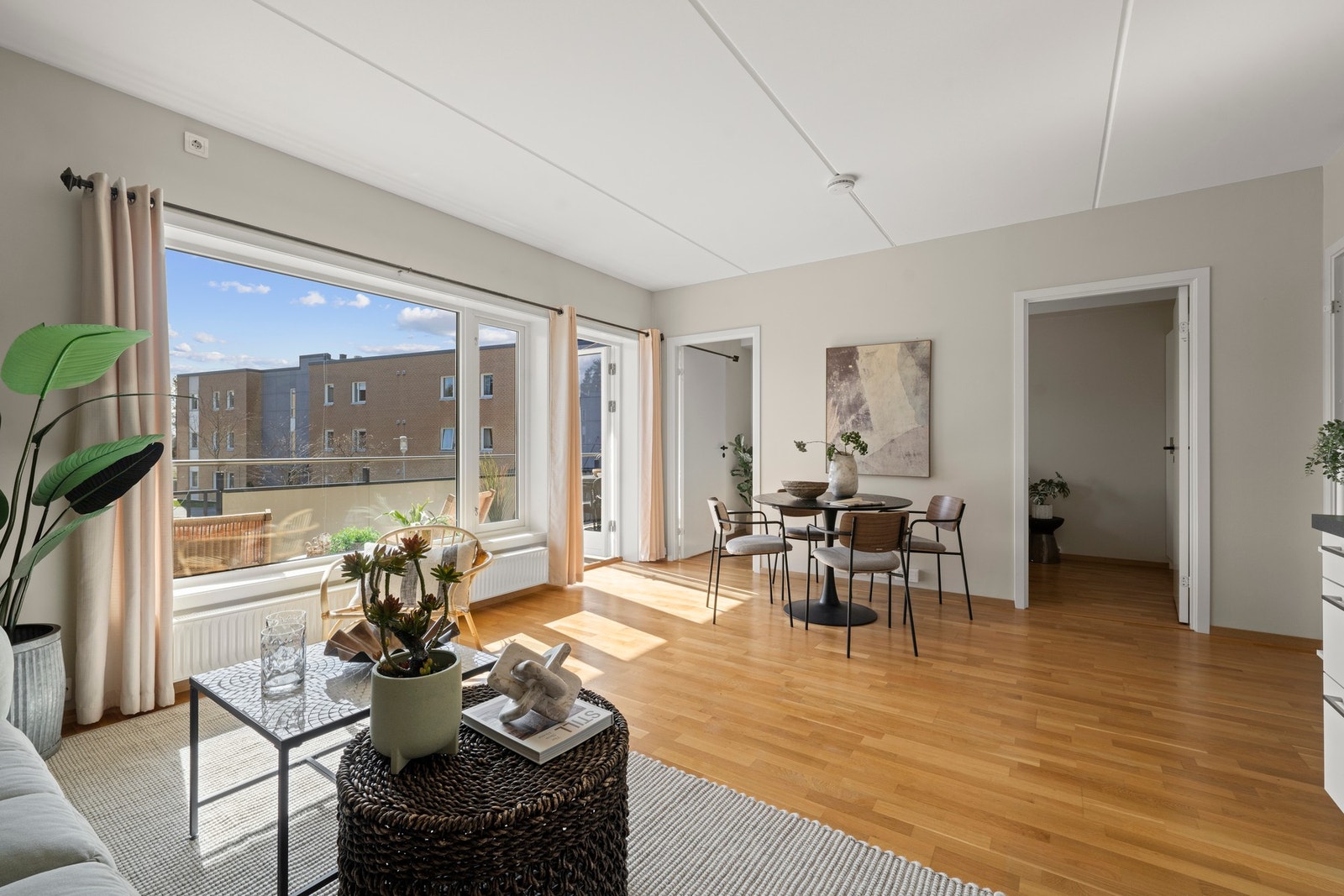 Generøse vindusflater som gir godt med naturlig lysinnslipp. Galleribilde