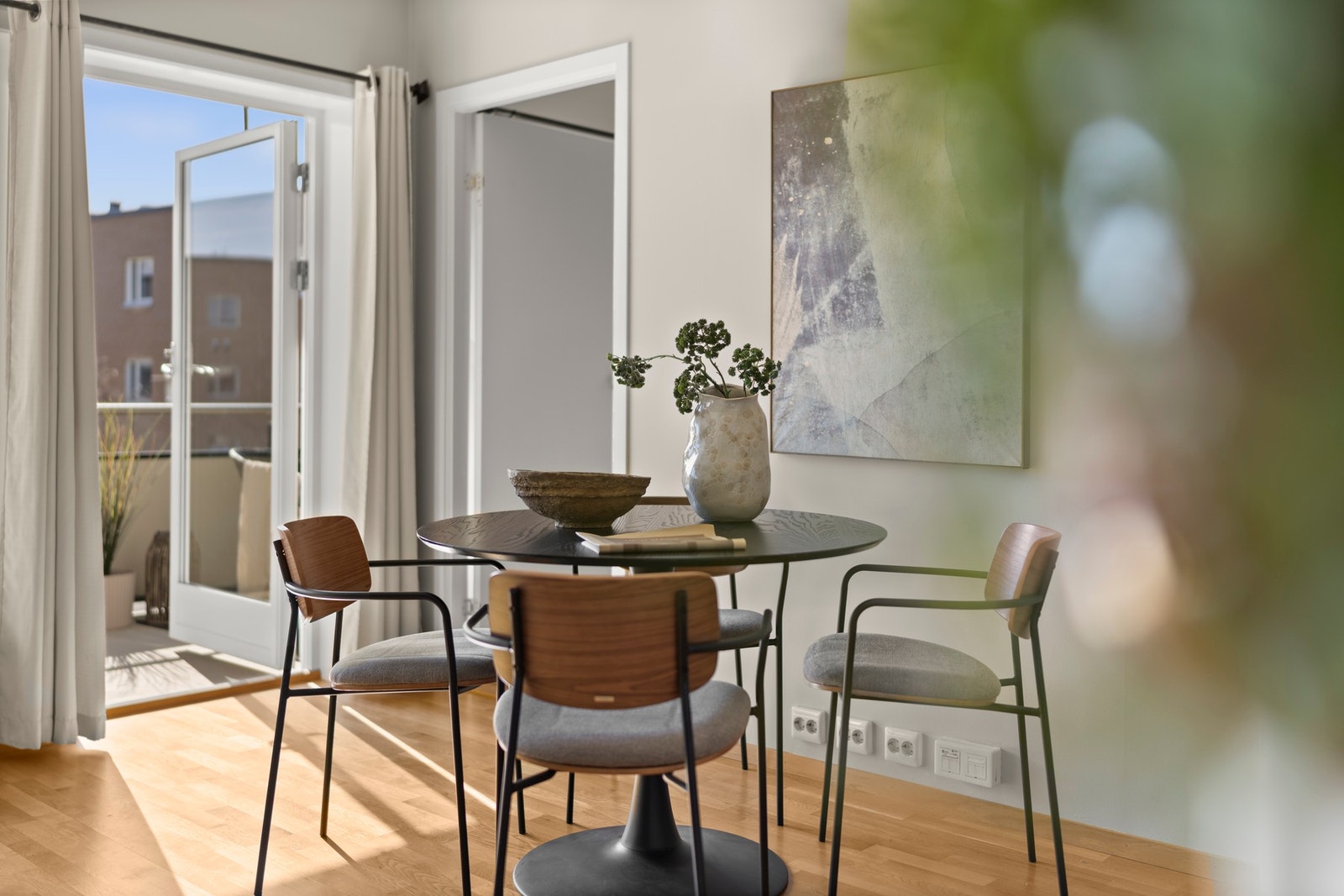 Det er direkte adkomst til balkongen fra stue. Galleribilde