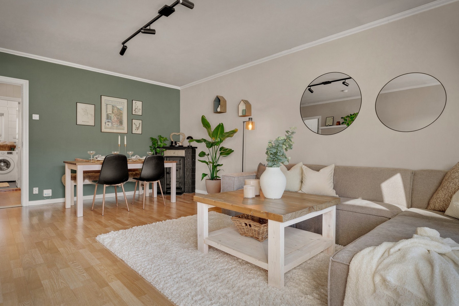 Stuen er på 23kvm og har plass til stor sofa og spisegruppe. Galleribilde