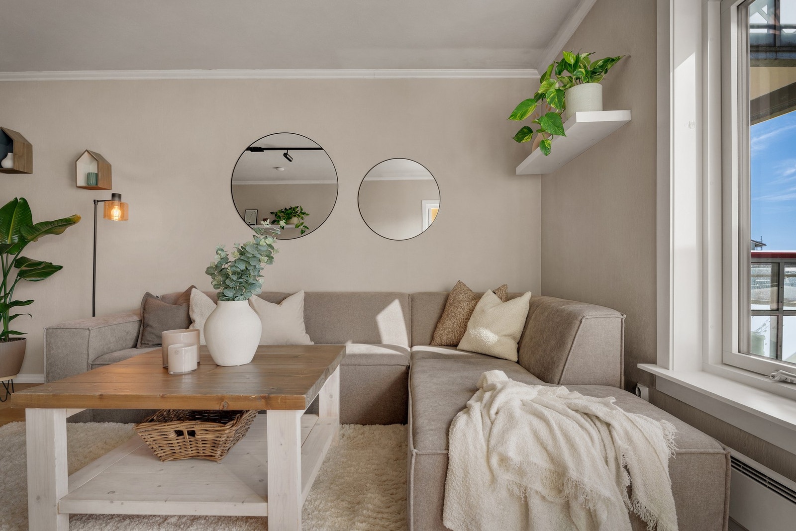Som store deler av leiligheten, har stuen også et flott 3-stavs parkettgulv. Galleribilde