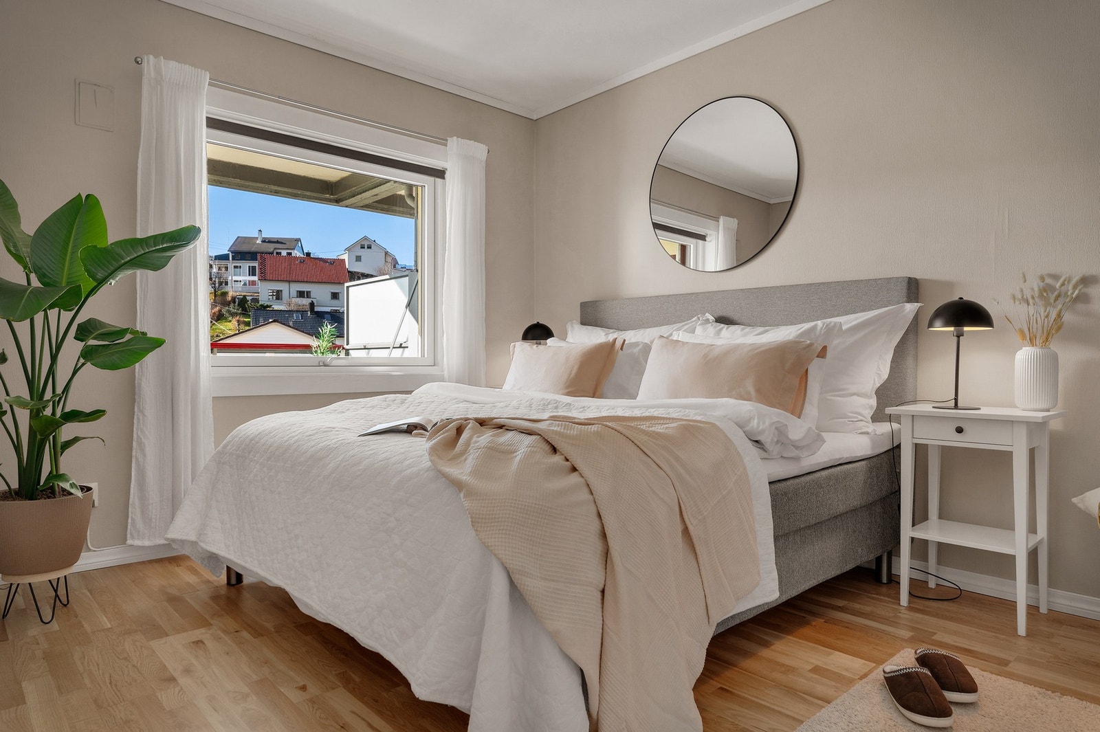 Her Har man godt med plass rundt sengen og begge parter kan ha nattbord. Galleribilde
