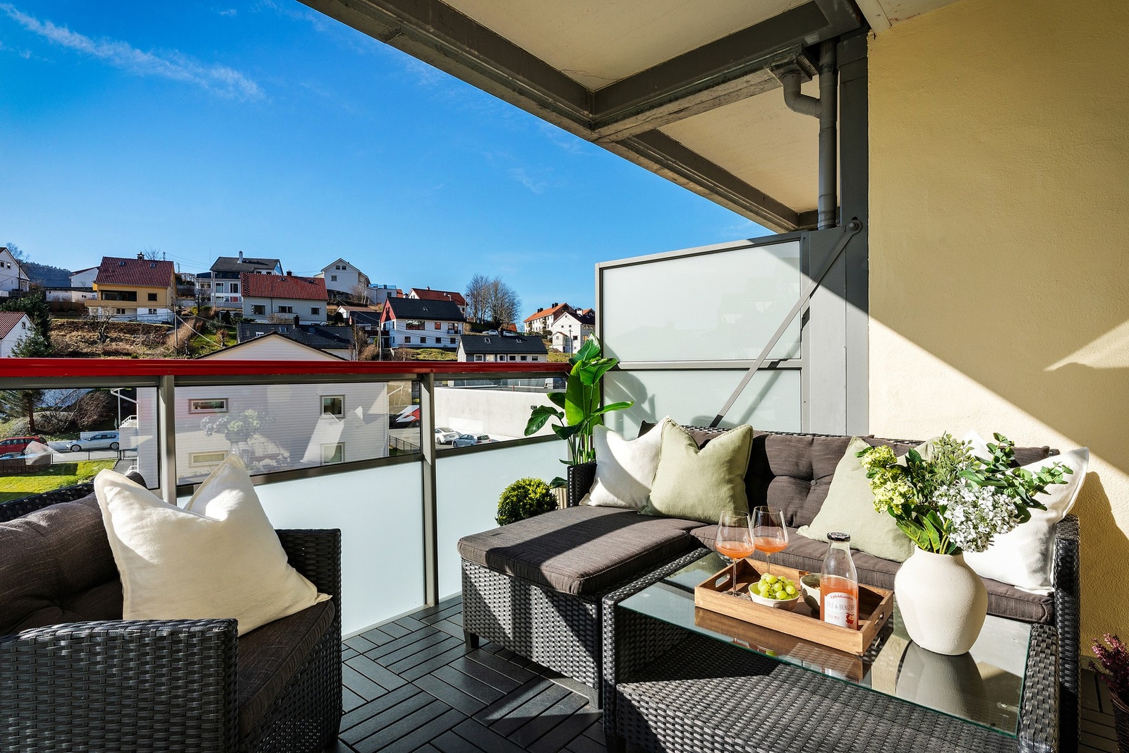 8kvm stor med sol fra ca. kl. 14:30 til 21.30. Galleribilde