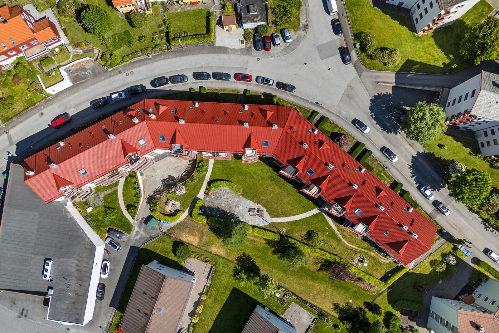 Laget fikk nytt tak i 2025 og hele bygget ble malt utvendig. Galleribilde