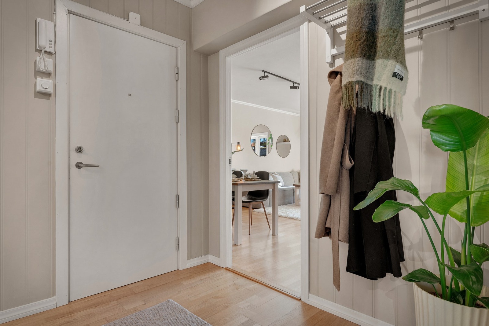 Vi starter i gangen som er bindeleddet i leiligheten. Galleribilde