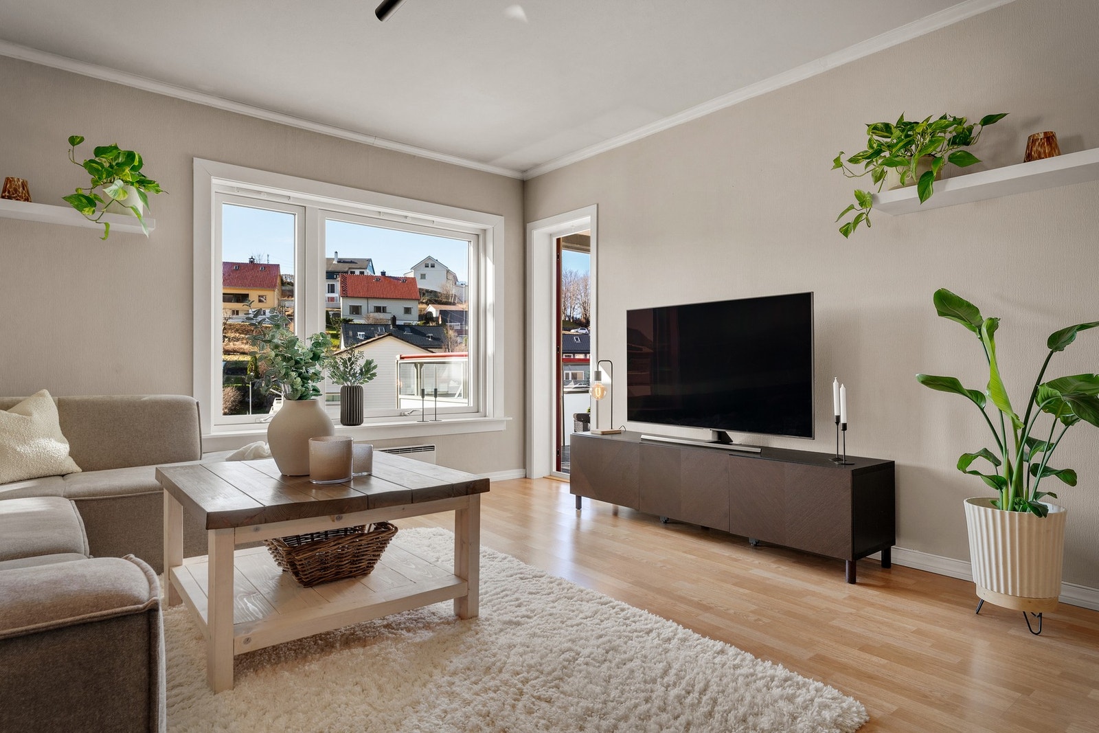 Naturlig sone for sofa og TV ved utgang til terrasse. Galleribilde
