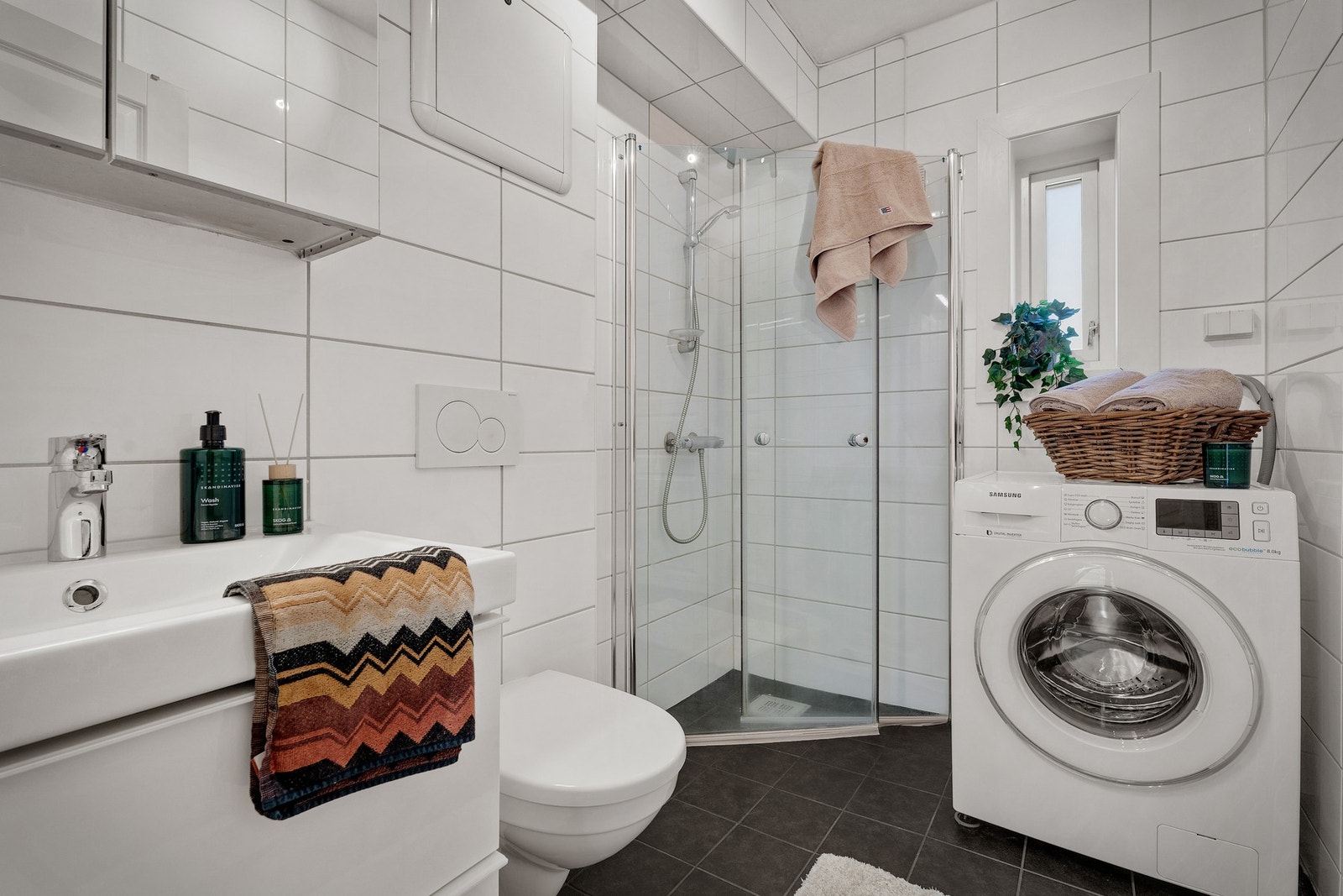 Badet er på 4 kvm og ble totalrenovert i 2013. Galleribilde