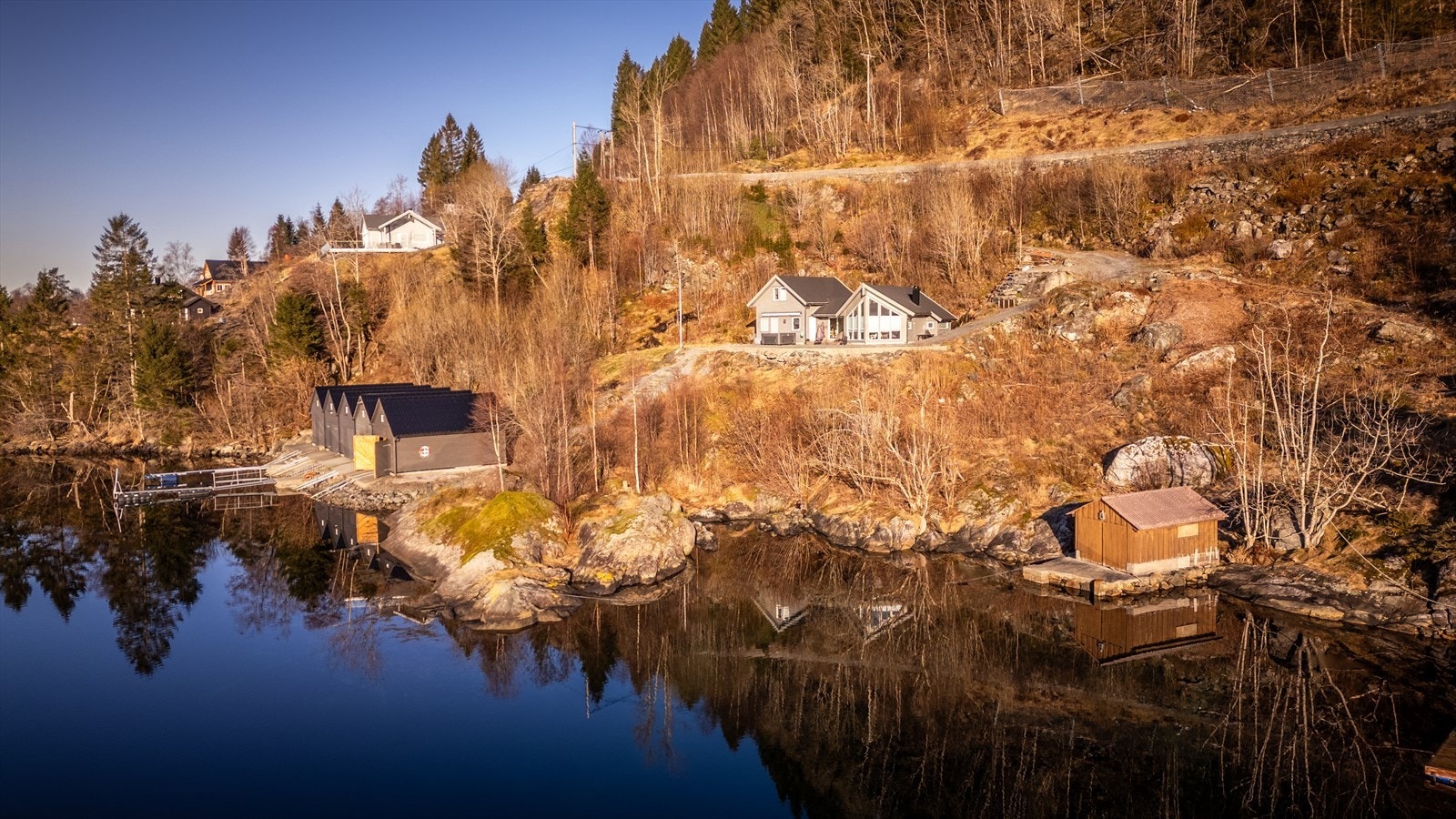 Det foreligger tillatelse til oppføring av frititdsbolig med BRA på 90 m² og BYA på 108 m². Galleribilde