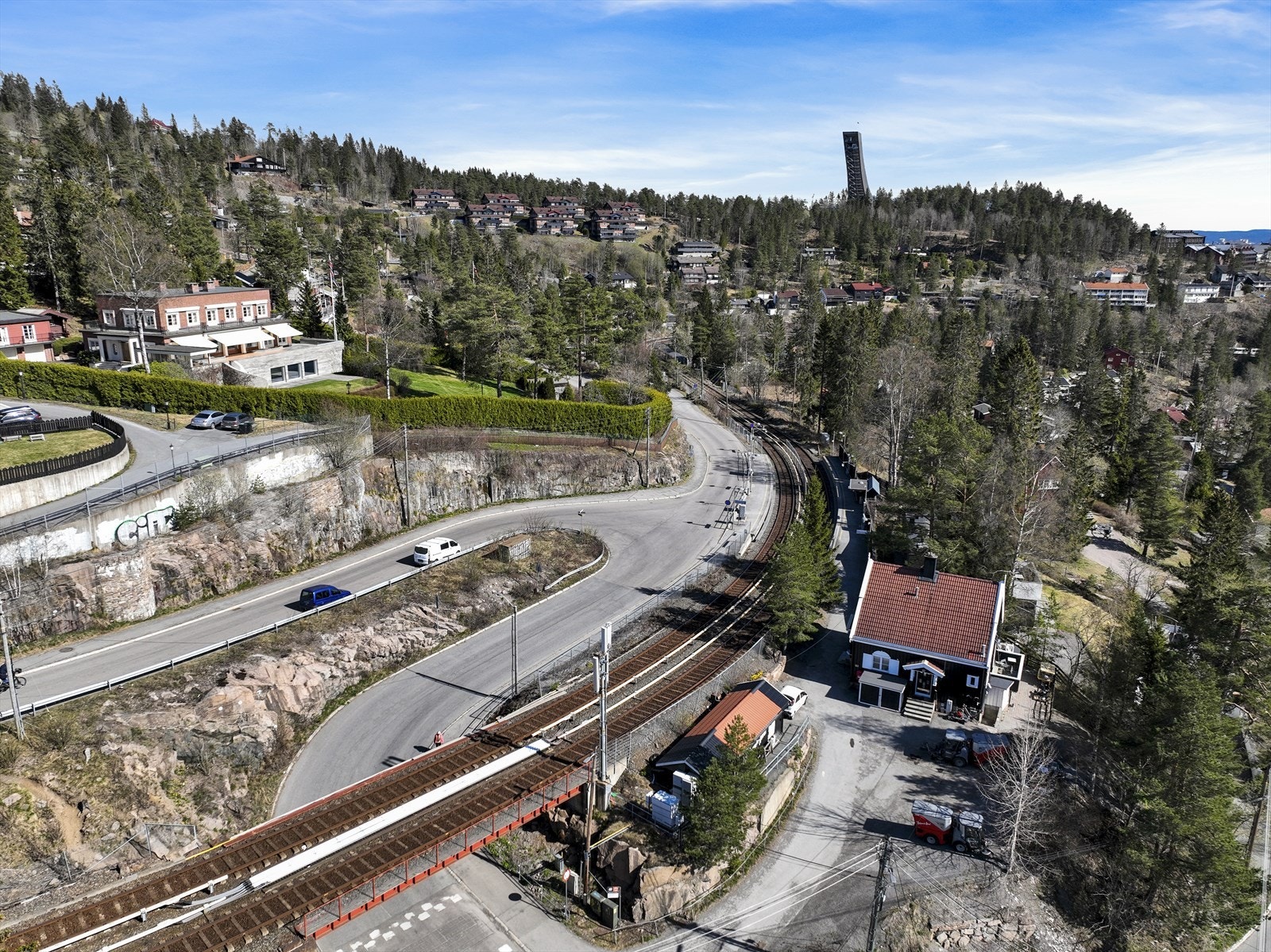 Kort vei til Voksenlia stasjon hvor trikken tar deg ned til Majorstuen på ca 30 min Galleribilde