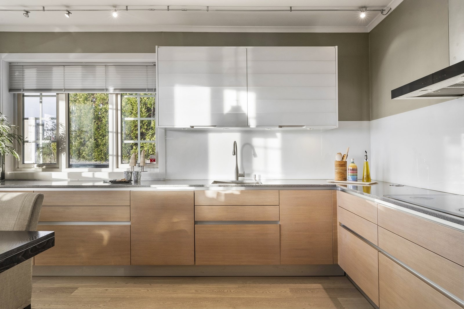 Det er integrerte hvitevarer bestående av stekevn, micro og kjøl/frys fra Miele, induksjonstopp og oppvaskmaskin fra Siemens. Avtrekk via sentralt avtrekksanlegg Galleribilde