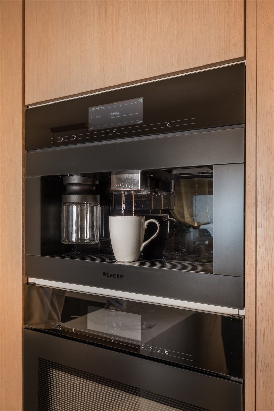 Integrert kaffemaskin fra Mieles toppserie som gir enkel tilgang til ferskbrygget kaffe i hverdagen. Galleribilde