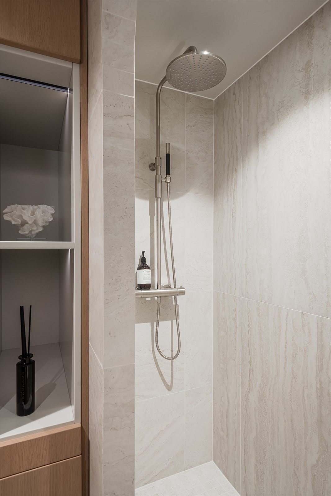 Alt av armatur og baderomstilbehør er fra Tapwell i serien Brushed Nickel . Galleribilde
