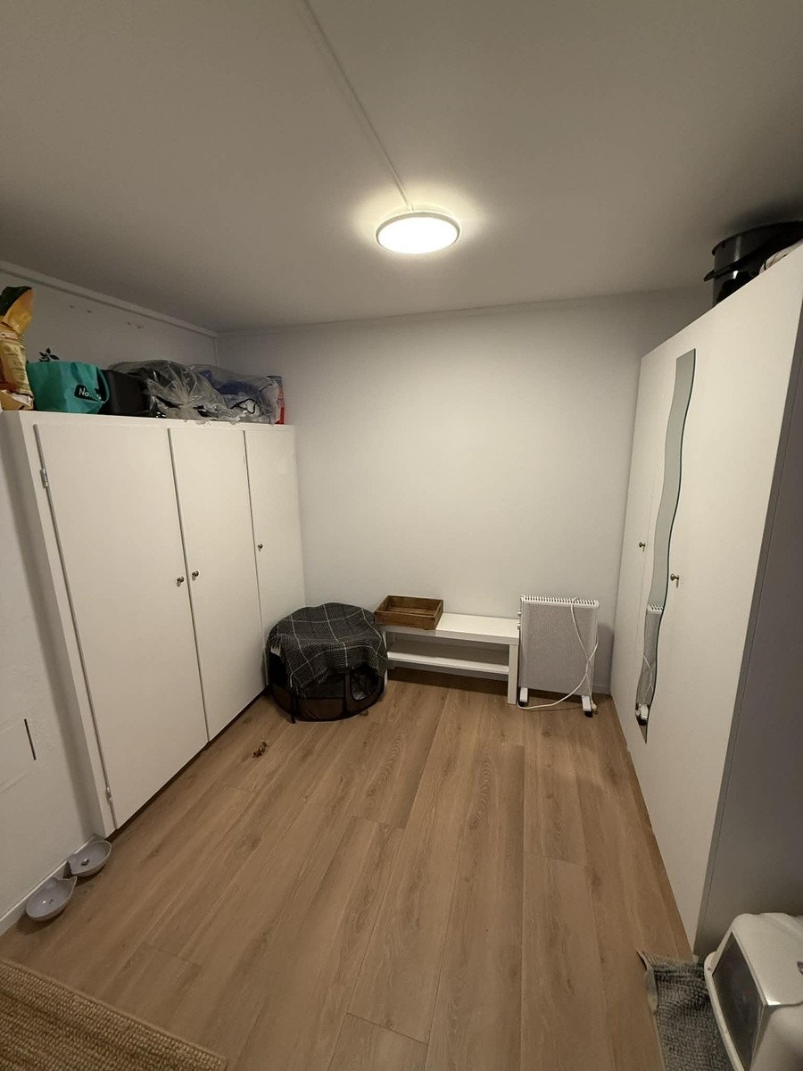 Walk in closet og bortsetting Galleribilde