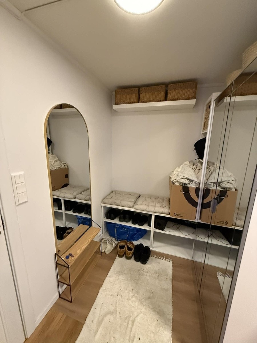 Nyoppusset garderobe ved inngang Galleribilde