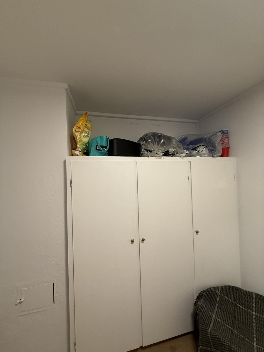Walk in closet og bortsetting Galleribilde