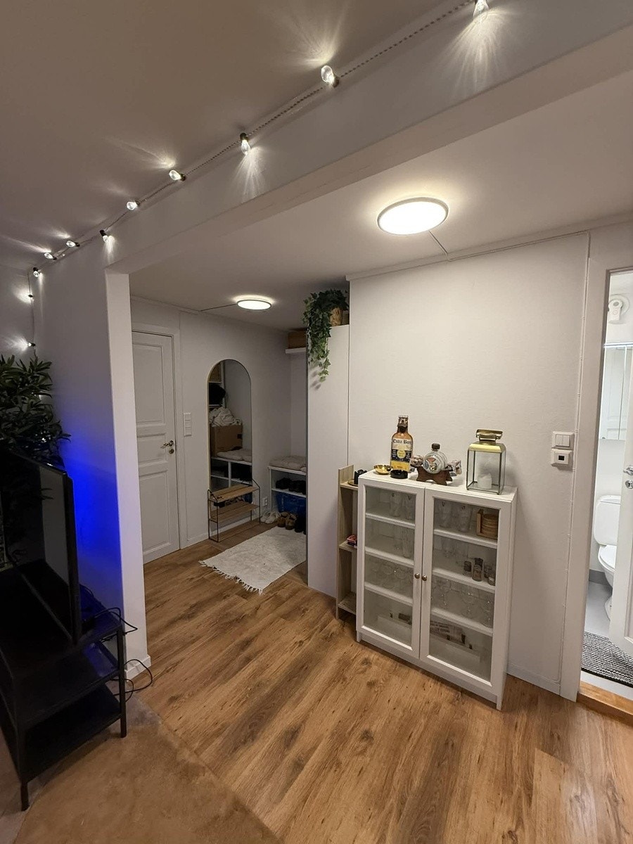 Inngang med garderobe Galleribilde