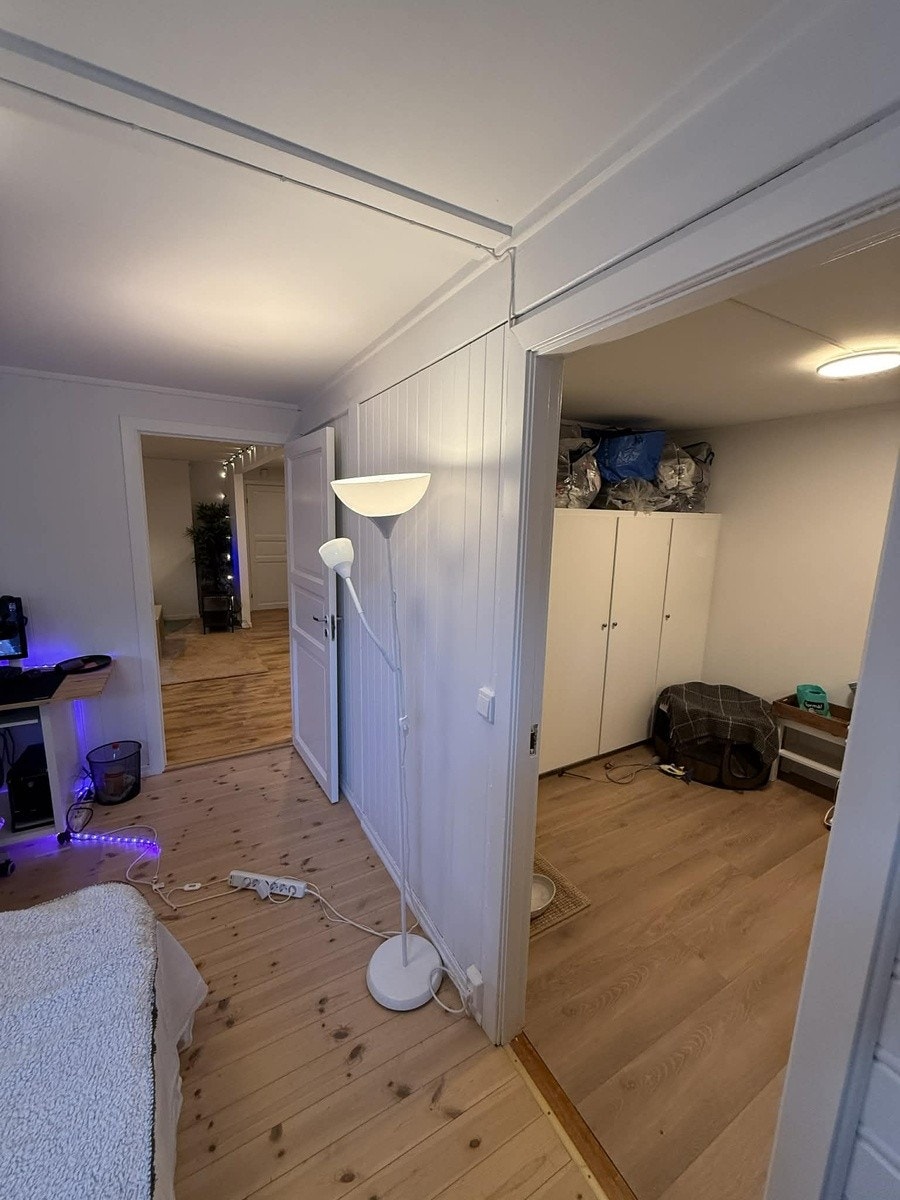Sett fra soverom gjennom hovedrom til inngangsdør Galleribilde