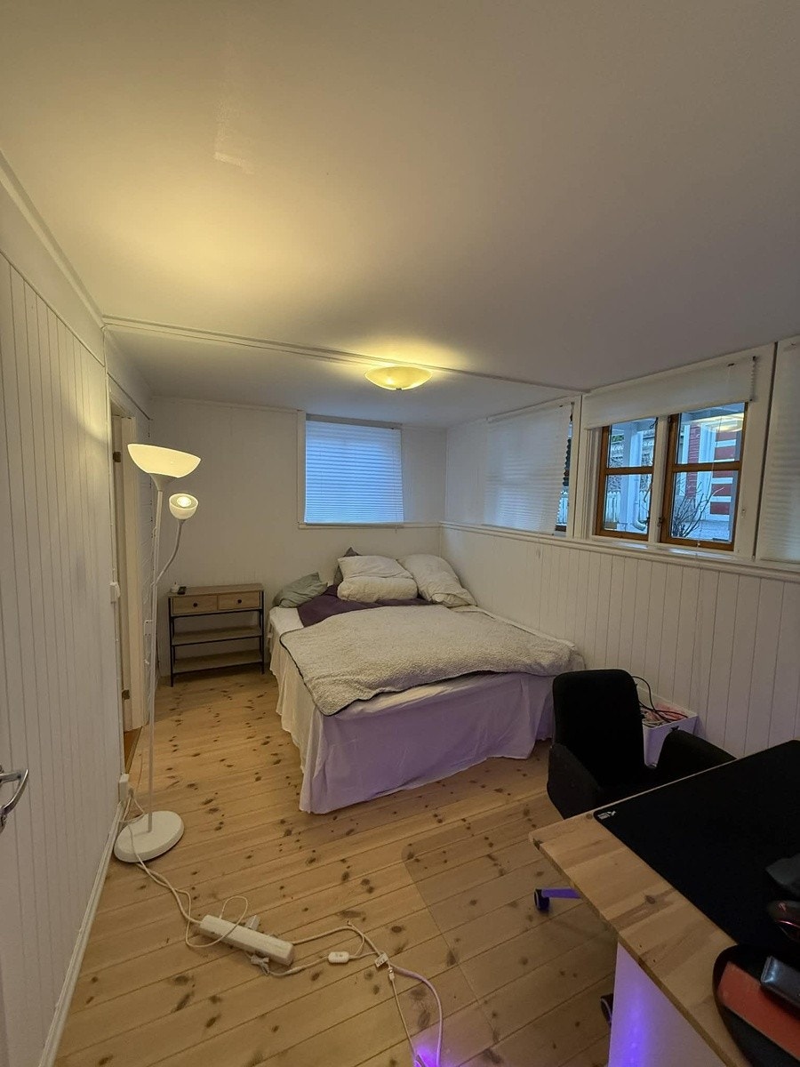 Stort og lyst soverom Galleribilde