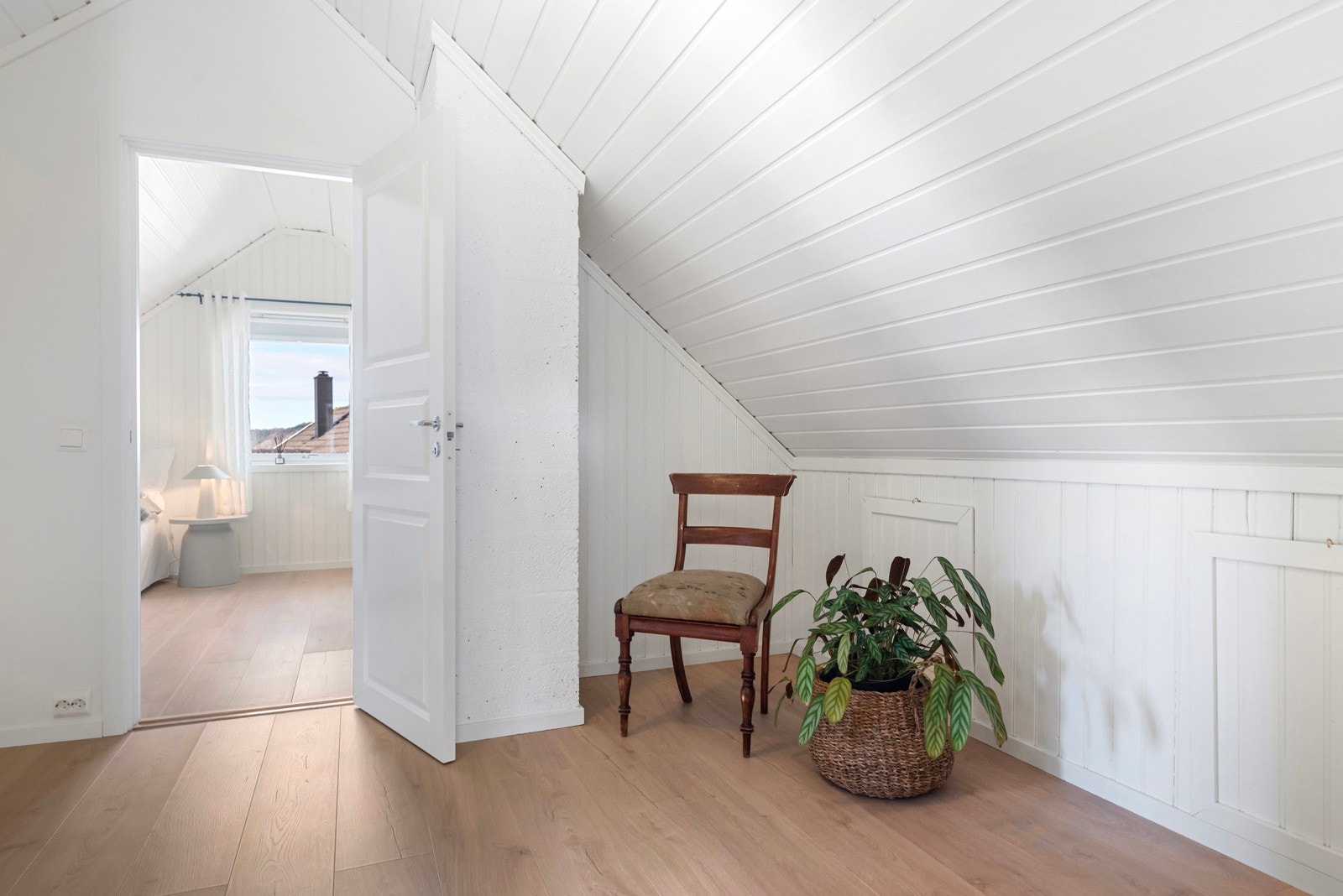 Loftsetasjen inneholder 2 soverom, mellomgang og bod, med mulighet for etablering av ekstra toalettrom eller bad. Galleribilde