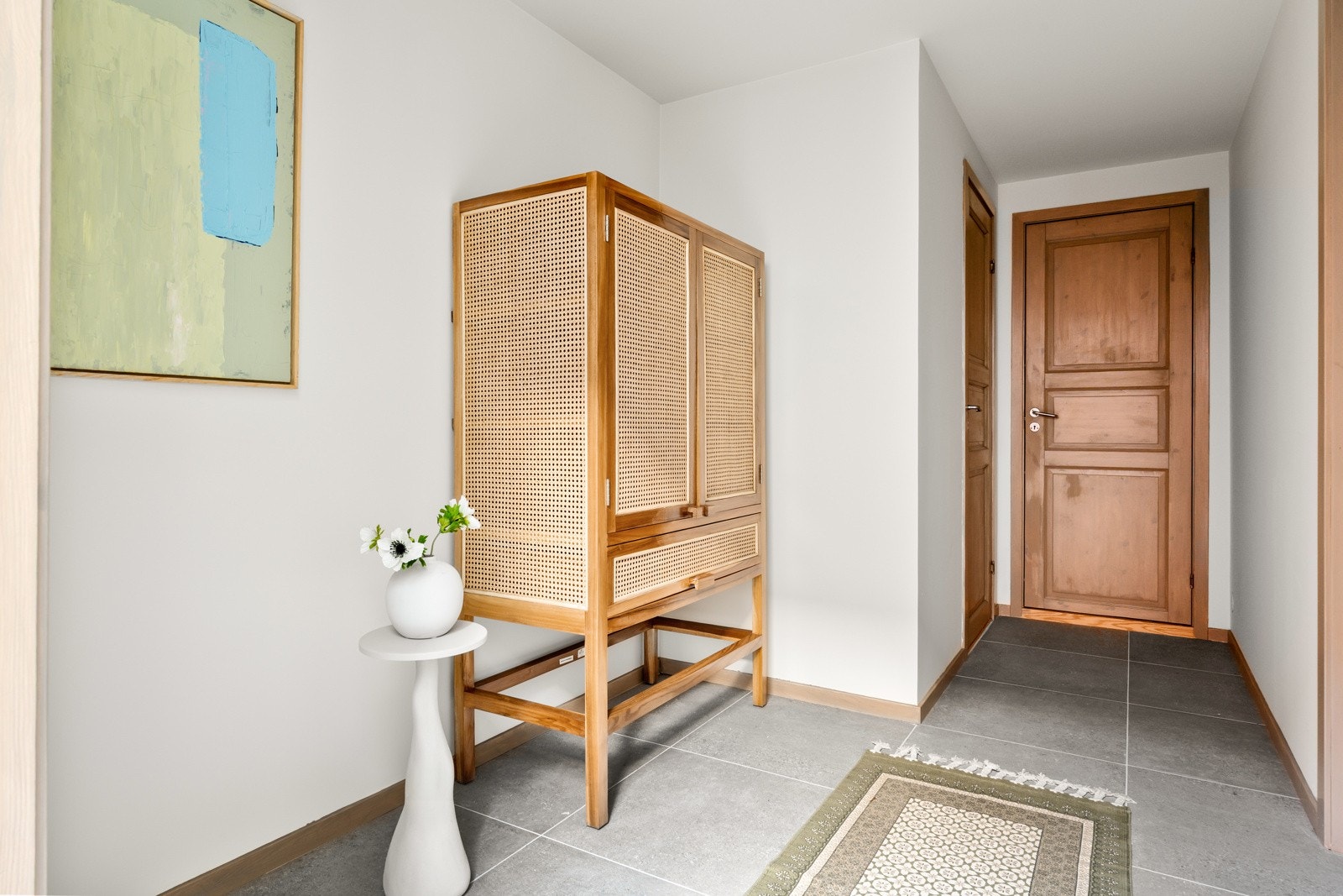 Entrè/hall med god plass til garderobeskap Galleribilde