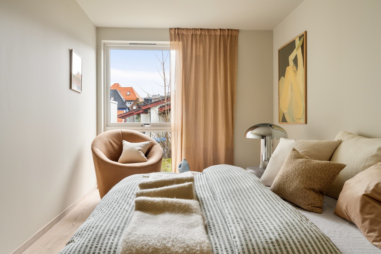 Vindu mot hage Galleribilde