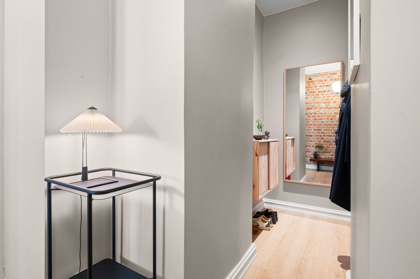 Entréen har plass til oppheng av yttertøy og skoskap. Galleribilde