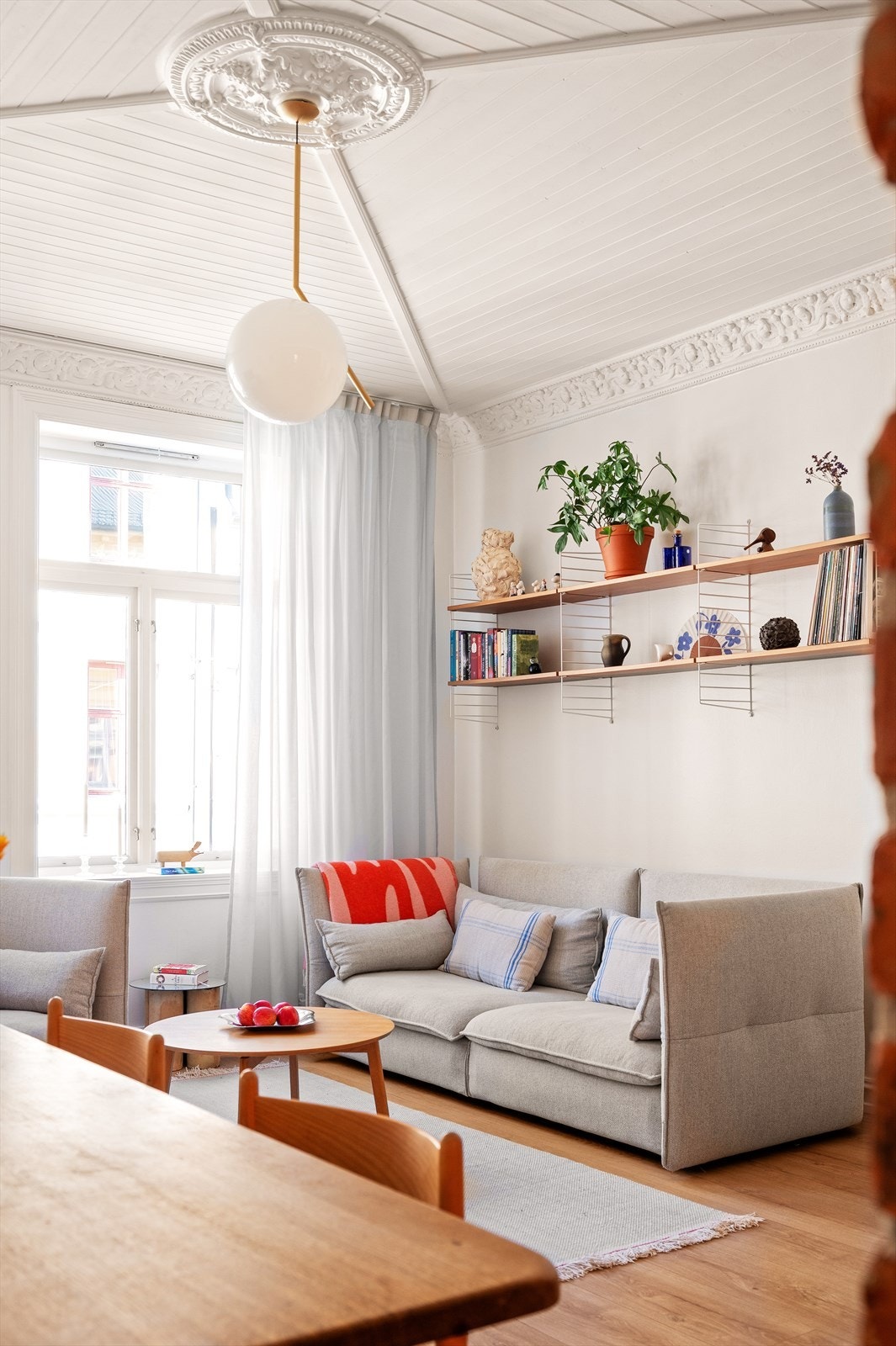 Stuen er romslig med god plass til sofagruppe med tilhørende salongbord og annet ønskelig møblement. Galleribilde