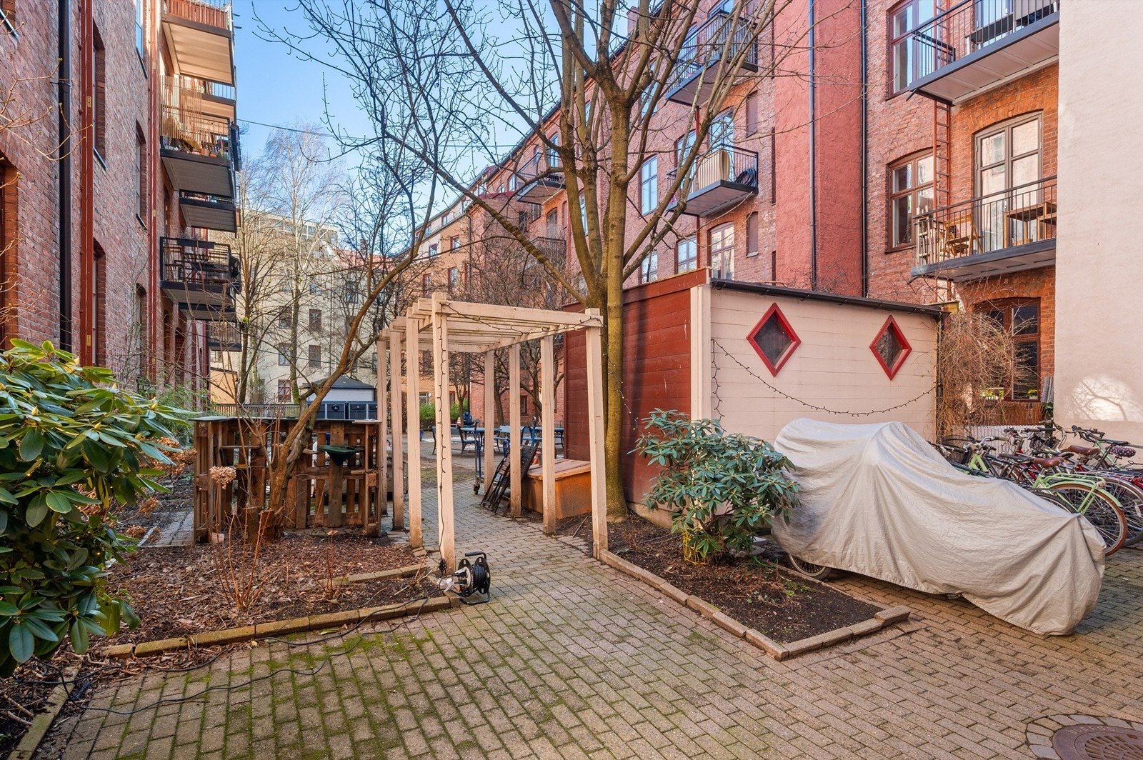 I bakgården er det felles sittegrupper og sykkelparkering. Galleribilde