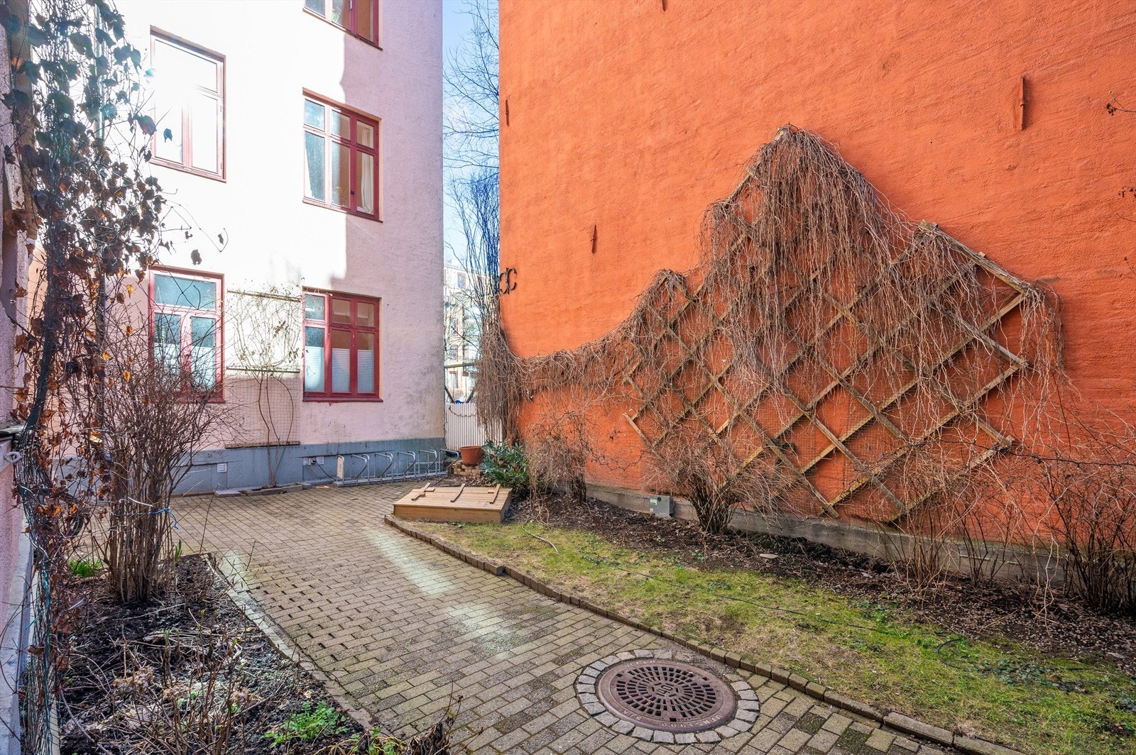 En rolig og tilbaketrukket bakgård, skjermet fra byens puls. Galleribilde