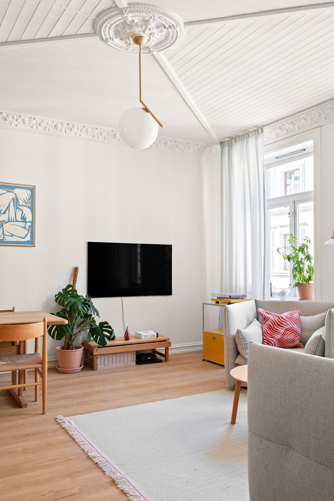 Takhøyden på opptil 2,94 meter, kombinert med stukkatur og rosett, gir en luftig og klassisk karakter. Galleribilde